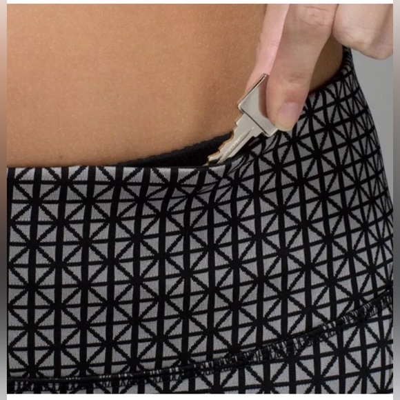 SOLD Lululemon Wunder Under Legging in Tri Geo Silver Spoon Black Size 6 - Picture 8 of 9